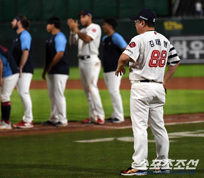 손에 땀을 쥐는 승부 끝 위닝시리즈에 성공한 김태형 감독. 부산=박재만 기자 pjm@sportschosun.com