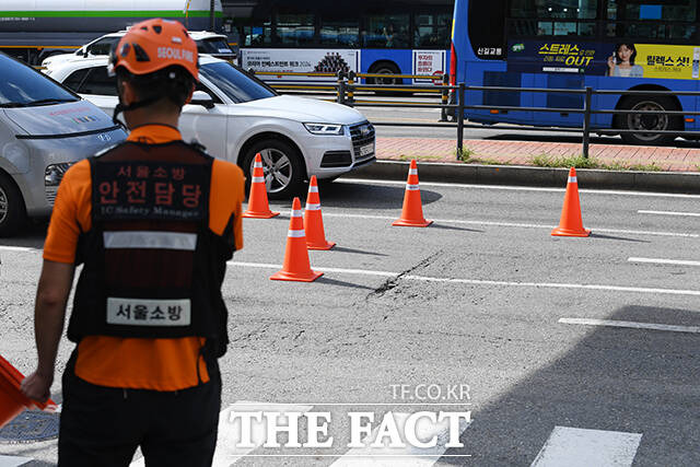 소방관들이 안전사고를 막기 위해 도로 통제를 하고 있다.