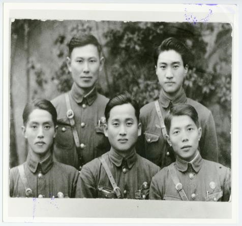 박준영(1941년 중국군관학교 졸업생, 1열 가운데)