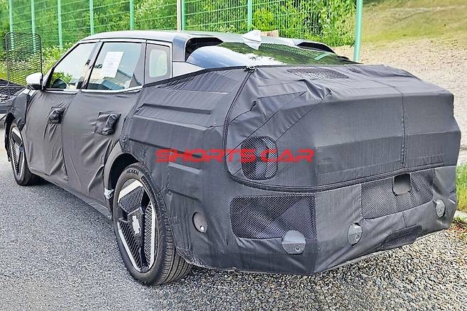 사진 : 기아 EV4 테스트카 (출처=Shorts Car)