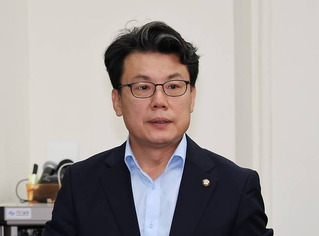 더불어민주당 진성준 정책위의장이 지난 9일 오전 국회에서 열린 최고위원회의에 입장하고 있다./연합뉴스