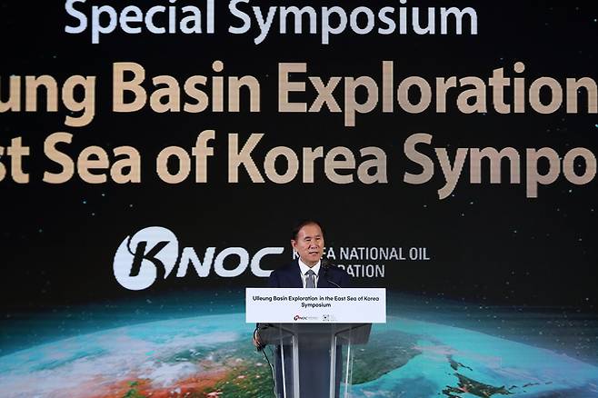 김동섭 한국석유공사 사장이 부산 벡스코에서 열린 '2024 부산 세계지질과학총회(IGC 2024)'의 '동해 울릉분지 탐사 특별 심포지엄'에서 축사를 하고 있다./한국석유공사 제공