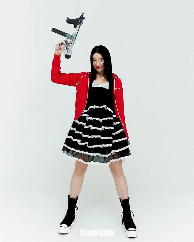 재킷 Miu Miu. 미니드레스 Dew E Dew E. 목걸이 Twentyoneaugust. 하이톱 스니커즈 Converse.