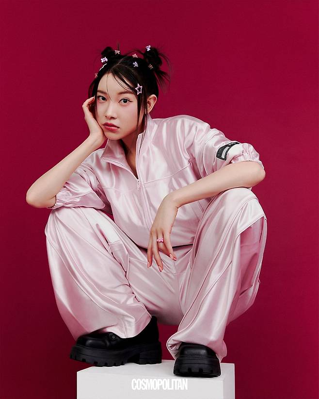 트레이닝 슈트 셋업 Alexander Wang. 헤어핀 Shop Cider. 플랫폼 슈즈 Daphne.lab. 반지 에디터 소장품.