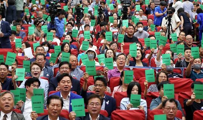 지난해 8월 20일 국회에서 열린 더민주전국혁신회의 1차 전국대회에서 참석자들이 구호를 외치고 있다. ⓒ뉴시스