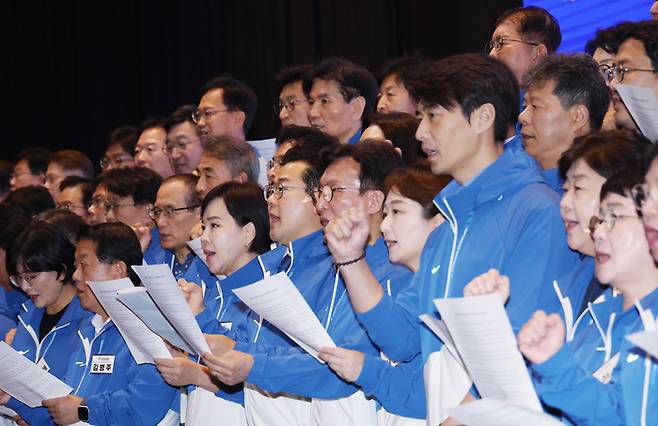 더불어민주당 박찬대 원내대표 등이 30일 인천 영종도 네스트호텔에서 열린 2024 정기국회 국회의원 워크숍에서 결의문을 낭독하고 있다. 연합뉴스