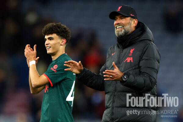 사진=게티이미지. 유럽축구 이적시장 전문가 파브리시오 로마노는 29일(한국시간) 자신의 SNS를 통해 "바이체티치가 잘츠부르크로 향한다. 바르셀로나는 재정적 페어플레이 이슈로 인해 영입을 성사시키지 못했다. 바이체티치는 잘츠부르크에 합류하기 위해 리버풀을 떠난다. 비행과 메디컬 테스트가 예정돼 있다"라고 전했다. 이적이 확정될 때 쓰이는 시그니처 멘트인 'Here We Go'도 잊지 않았다.