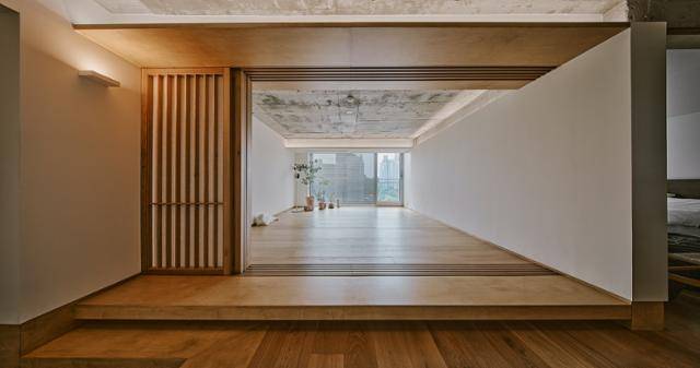 단을 높여 만든 거실은 연희동 아파트의 하이라이트. 미닫이문을 열고 닫으며 다양한 용도로 사용할 수 있도록 설계했다. 박수환 건축사진작가 제공