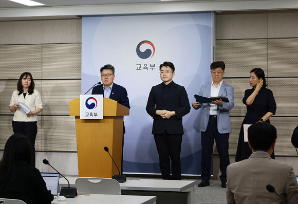 오석환 교육부 차관이 학교 허위합성물(딥페이크) 대응 긴급 브리핑을 하고 있다. [사진=대한민국 정책브리핑]