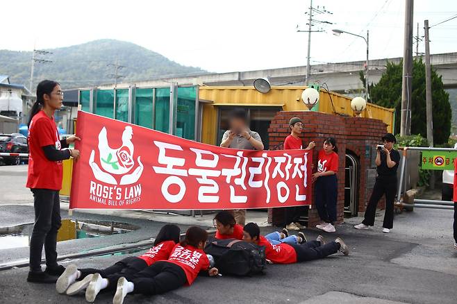 지난 2019년 10월 4일 세계 동물의 날을 맞아 경기도 용인시 소재 한 도계장에서 동물권리보호 활동가들이 드러누워 시위하고 있다. 연합뉴스