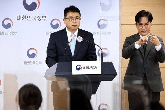 2022년 당시 장상윤 교육부 차관이 정부서울청사 브리핑실에서 2022년 개정 교육과정 시안에 대한 국민의 주요 의견을 발표하고 있다. 연합뉴스