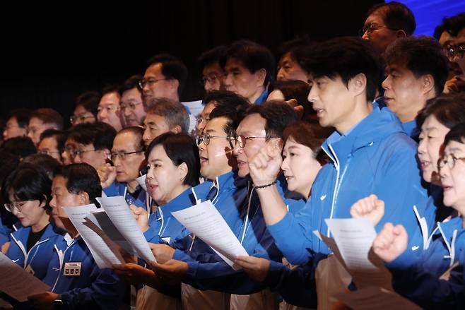 더불어민주당 박찬대 원내대표 등이 30일 인천 영종도 네스트호텔에서 열린 2024 정기국회 국회의원 워크숍에서 결의문을 낭독하고 있다. / 사진=연합뉴스