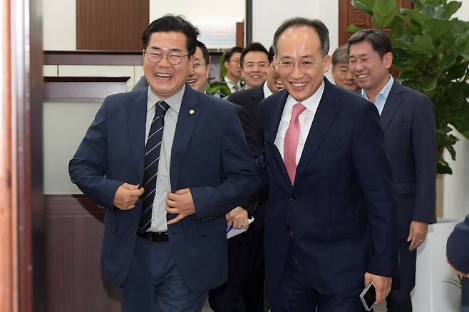 추경호 국민의힘 원내대표와 박찬대 더불어민주당 원내대표가 지난 28일 서울 여의도 국회 의장실에서 열린 우원식 국회의장 주재 여야 원내대표 회동에 참석하며 환하게 웃고 있다. 국회사진기자단