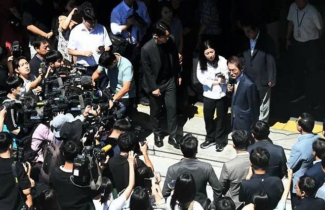 Cho Hee-yeon, the superintendent of the Seoul Metropolitan Office of Education, speaks to reporters in front of the Seoul Metropolitan Office of Education on August 29. Reporter Cho Tae-hyung