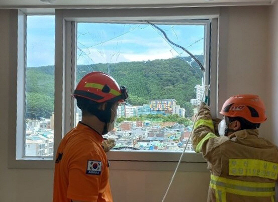 지난 29일 오후 부산 남구 한 오피스텔에 강풍으로 인해 유리창이 깨져 있다. 유리창 파편이 지상으로 떨어져 보행자가 무릎을 다쳐 병원으로 옮겨졌다. 부산소방재난본부 제공