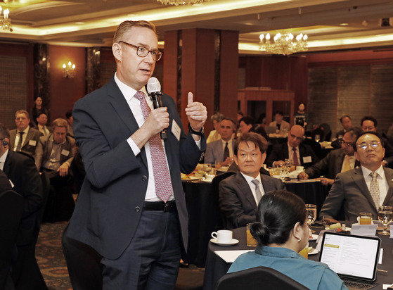 Ambassador of the United Kingdom Colin Crooks asks a question after a keynote speech by Director of National Policy Sung Tae-yoon during the 18th Korea Economic Forum at Lotte Hotel in Jung District, central Seoul, on Thursday. [PARK SANG-MOON]