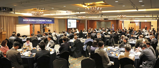 Some 200 dignitaries from the diplomatic corps and financial sector take part in the 2024 Korea Economic Forum at the Lotte Hotel in central Seoul on Thursday. [PARK SANG-MOON]