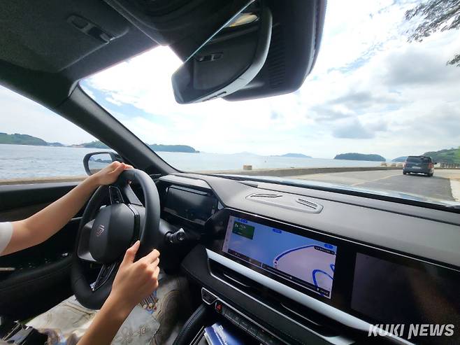 르노코리아가 4년 만에 내놓은 신차 ‘그랑 콜레오스’를 타고 부산 해안도로를 주행하고 있다. 사진=조은비 기자&nbsp;