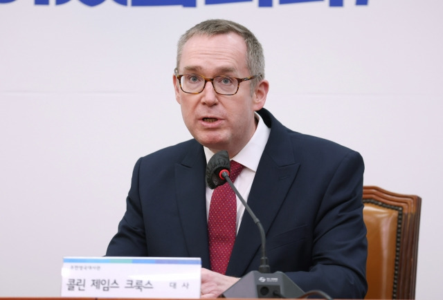 콜린 크룩스 주한 영국대사가 2022년 12월 국회 더불어민주당 당대표실을 찾아 이재명 대표와의 면담 전 인사말을 하고 있다. 연합뉴스