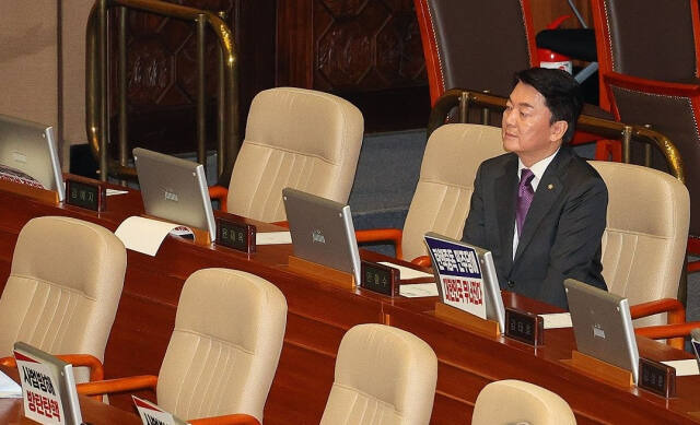 국민의힘 안철수 의원이 지난 7월 4일 오후 서울 국회에서 열린 본회의에서 순직 해병 수사 방해 및 사건 은폐 등의 진상규명을 위한 특별검사의 임명 등에 관한 법률안 투표에서 찬성표를 던진 뒤 투표 결과를 지켜보고 있다. 연합뉴스