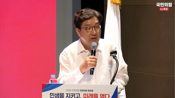 ▲원조 친윤이자 윤핵관으로 알려진 권성동 국민의힘 의원이 30일 연찬회에서 나이어린 정치인 야심 갖다 꺾인 경우 많이 봤다며 윤석열 대통령의 경우 해성같이 등장해 대통령도 됐지만 그런 팔자 타고난 사람 거의 없다고 경계하고 있다. 사진=국민의힘 영상 갈무리