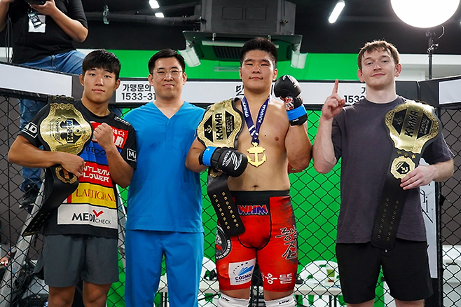 ‘뽀빠이연합의원KMMA21’ 대회에서 정상을 차지한 KMMA 페더급 챔피언 이동아(가장 왼쪽), 라이트헤비급 챔피언 심우람(오른쪽에서 2번째), 미들급 챔피언 제임스 로즈(가장 오른쪽)가 메인스폰서 뽀빠이연합의원 김성배 대표원장(왼쪽에서 2번째)과 기념 촬영을 하고 있다. 사진=스탠다드앤드프로그레스 스포츠에이전시 제공