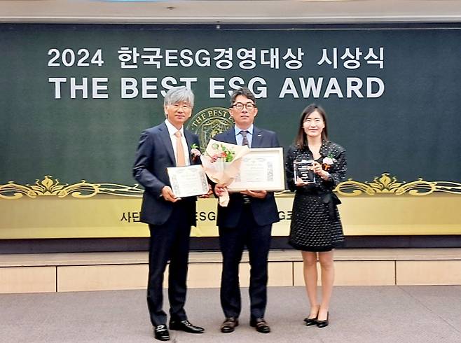 LH가 서울 중구 한국언론진흥재단에서 개최된 2024 한국ESG경영대상 'THE BEST ESG' 시상식에서 대상을 탔다. 사진은 시상식에 참석했던 윤재은(왼쪽부터) 한국ESG위원회 이사장, 송영환 LH 기획조정실장, 유연정 ESG코리아뉴스 대표. /사진=LH