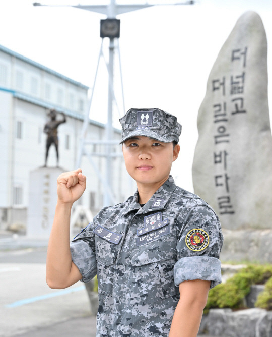 해난구조 기본과정을 수료하고 여군 최초로 심해잠수사(SSU)가 된 문희우 대위(진급예정자)가 ‘더 넓고 더 깊은 바다로’ 비석 앞에서 포즈를 취하고 있다. 해군 제공