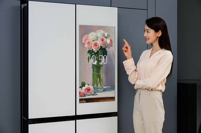 삼성전자 모델이 비스포크 AI 패밀리허브 냉장고의 ‘생성형 배경화면’을 소개하고 있다. [삼성전자 제공]