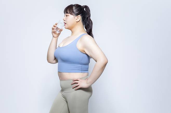 음식을 참을수록 우리 몸은 더 살찌기 쉬운 몸으로 바뀌게 된다. 영양소를 충분히 공급하지 않으면 체내 장기는 점점 손상된다. 극도로 제한된 칼로리만을 공급하면 우리 몸은 근육을 파괴해 에너지를 얻으려 한다. 근육 소실은 기초대사량 저하를 일으키고, 굶다가 음식을 먹으면 살이 더 잘 찌는 체질로 변하게 된다.