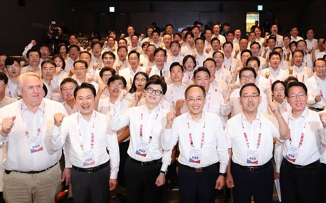 한동훈(앞줄 왼쪽에서 세 번째) 국민의힘 대표와 추경호 원내대표를 비롯한 의원들이 29일 인천 영종도 인천국제공항공사 인재개발원에서 열린 국회의원 연찬회에서 기념촬영을 하고 있다. [연합]