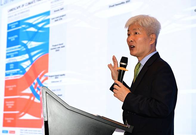 제2차 한·몽 미래전략포럼이 27일 몽골 울란바토르에 위치한 노보텔 울란바토르 몽골에서 열린 가운데 정태용 연세대 교수가 “에너지전환과 탄소중립”을 주제로 발표하고 있다. 울란바토르=박해묵 기자