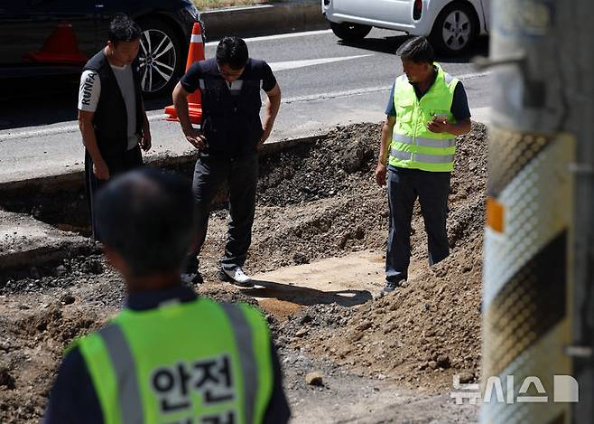 [서울=뉴시스] 김명년 기자 = 전날 땅 꺼짐(싱크홀) 사고가 발생했던 서울 서대문구 연희동 성산로 인근 도로에서 30일 오전 도로 침하가 추가로 발생해 복구작업이 진행되고 있다. 2024.08.30. kmn@newsis.com