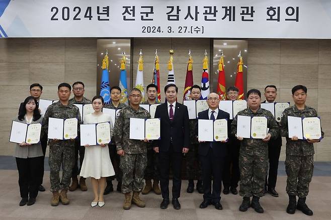 [서울=뉴시스] 김선호 국방부차관이 27일 국방부에서 개최된 '24년 전군 감사관계관 회의에서 '23년 감사 및 반부패청렴업무 유공자(기관) 표창을 수여한 뒤 수상자들과 함께 기념사진을 촬영하고 있다. (사진=국방부 제공) 2024.03.27. photo@newsis.com *재판매 및 DB 금지