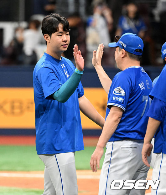 [OSEN=고척, 이대선 기자] 프로야구 삼성 라이온즈가 치열한 연장 혈투에서 승리하며 4연승을 질주했다. 삼성은 29일 서울 고척스카이돔에서 열린 ‘2024 신한은행 SOL Bank KBO리그’ 키움 히어로즈와의 경기에서 1-0으로 승리했다. 연장 11회까지 가는 혈투 끝에 승리를 거두며 키움과의 주중 3연전을 쓸어담고 4연승에 성공했다. 선두 KIA와의 격차는 4.5게임차로 좁혔다. 오는 31일부터는 KIA와 홈 2연전을 치른다.경기 종료 후 삼성 황동재가 박진만 감독과 승리의 기쁨을 나누고 있다. 2024.08.29 /sunday@osen.co.kr