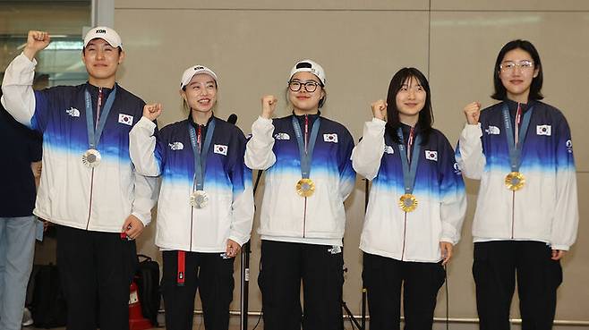 지난 7일 입국한 2024 파리올림픽 사격선수단 메달리스트 조영재, 김예지, 오예진, 반효진, 양지인(왼쪽부터)