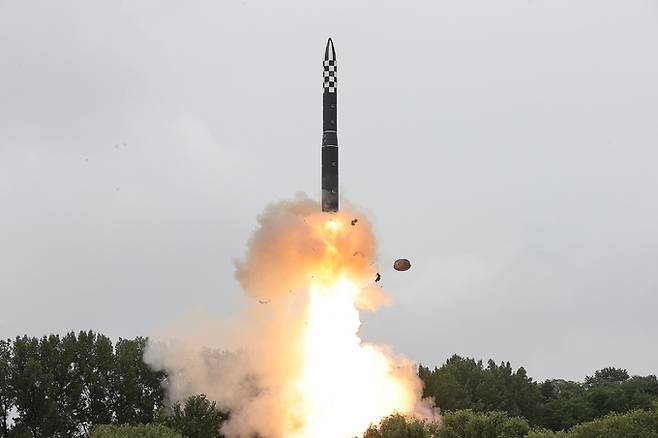 북한의 대륙간탄도미사일(ICBM) 화성-18형이 화염을 뿜으며 발사되고 있다. 세계일보 자료사진