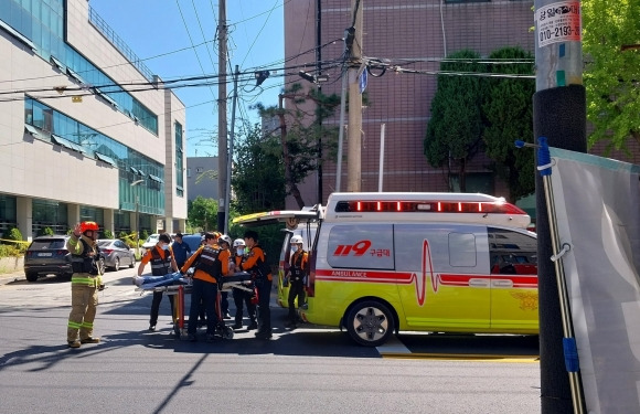 30일 충남 천안에 위치한 법무부 소속 보호관찰기관에서 불이나 환자가 이송되고 있다. 독자 제공