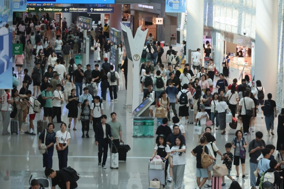 휴가철 여행객들로 붐비는 공항 - 지난 4일 인천국제공항 1터미널 면세구역이 휴가철을 맞아 해외로 떠나려는 여행객들로 붐비고 있다. 2024.8.4 연합뉴스