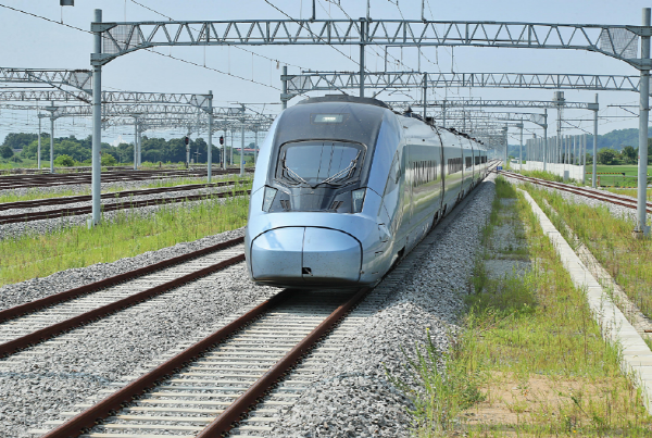 ['서해선 복선전철' 시운전행사에 활용된 KTX-이음 열차, 제공= 평택시]