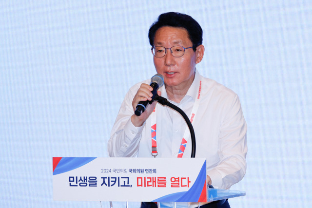 김상훈 국민의힘 정책위의장이 29일 오후 인천 중구 인천국제공항공사 인재개발원에서 열린 2024 국민의힘 국회의원 연찬회에서 정책보고를 하고 있다. 뉴스1