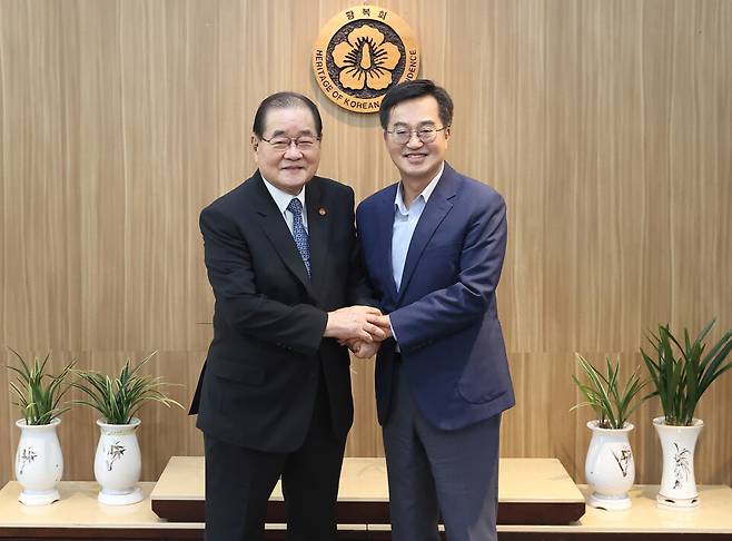 29일 오후 광복회 사무실에서 김동연 경기도지사(오른쪽)와 이종찬 광복회장이 만나 기념 촬영하고 있다. ⓒ연합뉴스