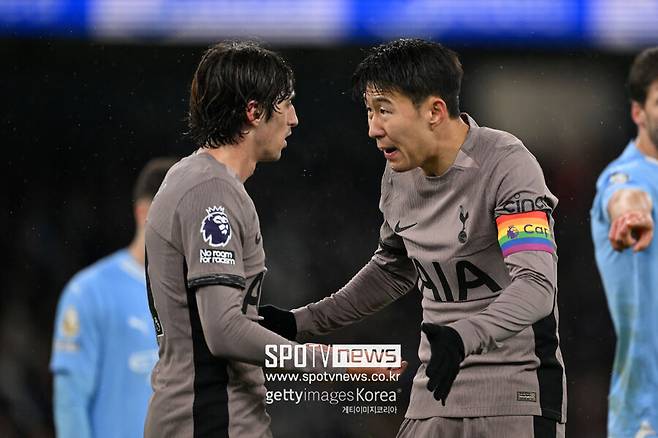 ▲ 지난 시즌에는 토트넘 소속으로 1시즌을 소화했지만, 별다른 영향력이 없었다. 14라운드 맨체스터 시티전에서는 패스 타이밍이 늦자, 손흥민이 분노하며 힐에게 꾸중하는 모습이 중계 화면에 잡히기도 했다.