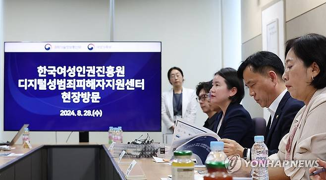 디지털성범죄피해자지원센터 찾은 여가부-과기부 차관 (서울=연합뉴스) 이지은 기자 = 신영숙 여성가족부 차관과 강도현 과학기술정보통신부 제2차관이 딥페이크 성범죄 피해 예방과 피해자 지원방안에 대해 긴급 점검을 위해 28일 오후 서울 중구 한국여성인권진흥원에 설치된 디지털성범죄피해자지원센터를 찾아 간담회를 하고 있다. 2024.8.28 jieunlee@yna.co.kr