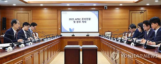 한덕수 총리, 2025 APEC 정상회의 관계기관 점검회의 주재 (서울=연합뉴스) 한덕수 국무총리가 30일 서울 종로구 정부서울청사에서 열린 2025 APEC 정상회의 관계기관 점검회의를 주재하고 있다. 2024.8.30 [총리실 제공. 재판매 및 DB 금지] photo@yna.co.kr