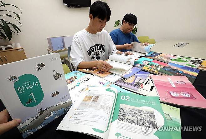 베일 벗은 새 역사교과서…중학교 7종·고등학교 9종 통과 (세종=연합뉴스) 배재만 기자 = 새 교육과정(2022개정 교육과정) 적용으로 내년부터 학교 현장에서 사용할 새 중학교 역사·고등학교 한국사 교과서의 검정 결과가 공개됐다. 중학교 역사Ⅰ·Ⅱ의 경우 한국교육과정평가원 검정 심사를 통과한 출판사는 총 7곳이고 고등학교 한국사Ⅰ·Ⅱ는 총 9곳의 출판사가 심사를 통과했다. 교육과정이 바뀌어 역사교과서가 새로 쓰일 때마다 서술방식과 표현을 둘러싸고 보수·진보 학계에서 첨예한 다툼이 반복됐는데, 이번에도 이승만 전 대통령이나 6·25 관련 서술과 관련해 교과서별로 시각차가 벌어질 것으로 보인다. 2024.8.30 scoop@yna.co.kr