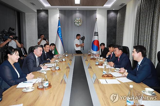 우즈베키스탄 방문한 울산시 해외사절단 (울산=연합뉴스) 김두겸 울산시장과 울산시 해외사절단이 30일 우즈베키스탄 타슈켄트에 있는 빈곤퇴치고용부를 방문해 무사예프 베흐조드 장관과 면담하고 있다. 양측은 조선업 인적자원개발 공동 협력을 위한 협약을 체결했다. 2024.8.30 [울산시 제공. 재판매 및 DB 금지] yongtae@yna.co.kr