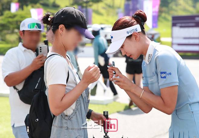 제13회 KG 레이디스 오픈 2R가 31일 경기도 용인시 처인구 백암면 써닝포인트CC에서 열렸다. 유현주가 클럽하우스 앞에서 갤러리들에게 사인을 해주고 있다. 사진=이데일리 스타in 노진환 기자