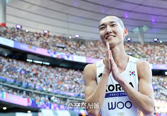 대한민국 육상 높이뛰기 대표 우상혁이 11일(한국 시간) 프랑스 파리 스타드 드 프랑스에서 열린 2024 파리올림픽 육상 남자 높이뛰기 결선에서 2m31을 3차 시기에도 실패한 뒤 코칭스태프에게 손을 모아 인사하고 있다. 파리 | 박진업 기자 upandup@sportsseoul.com