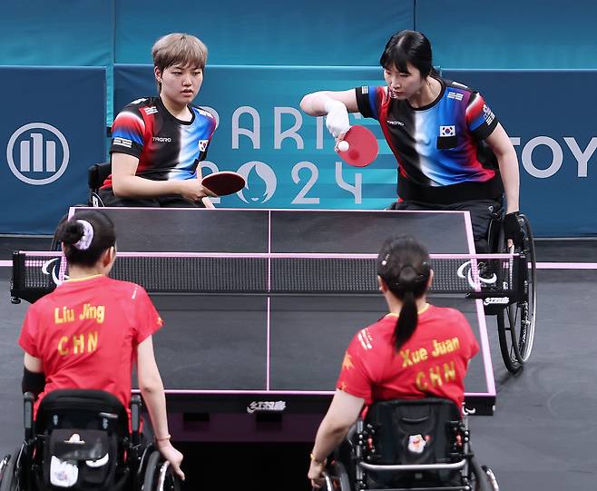 윤지유와 짝을 이룬 서수연(사진 윗줄 오른쪽)이 31일 새벽(한국시각) 프랑스 파리 수드파리 아레나4에서 열린 2024년 파리패럴림픽 탁구 여자복식(WD5등급) 중국과의 결승전에서 상대 타구를 리시브하고 있다. 대한장애인체육회 제공